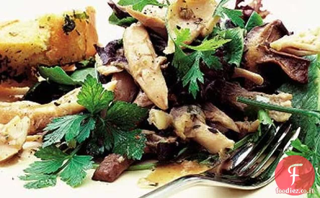 Insalata di pollo calda con funghi all'aglio