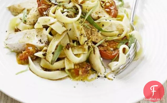 Tagliatelle con pollo alla griglia e pomodori