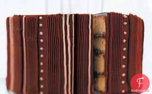 Torta dorata con glassa di panna acida al cioccolato