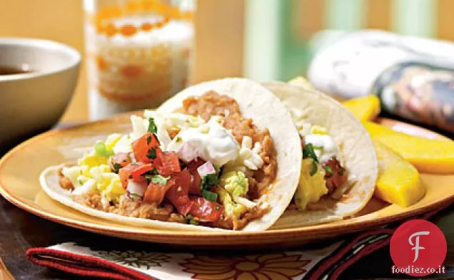 Tacos per colazione a base di uova e formaggio con salsa fatta in casa