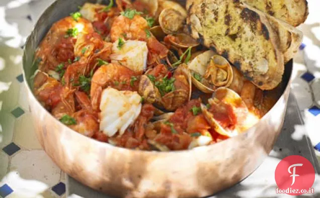 Stufato di pesce mediterraneo con toast all'aglio