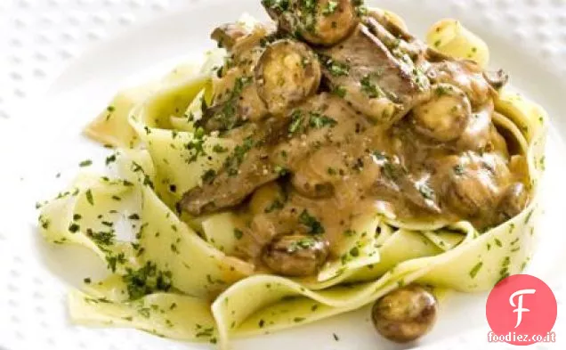 Manzo alla stroganoff con pasta alle erbe