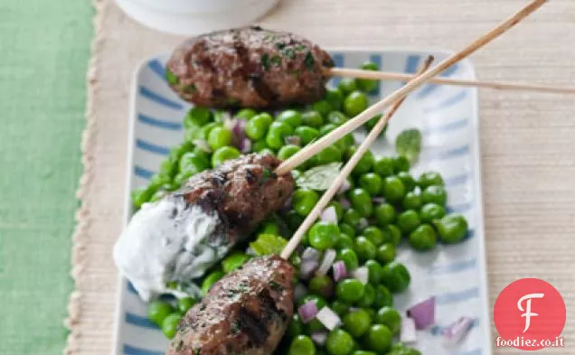 Spiedini di bisonte alla griglia su piselli coniati