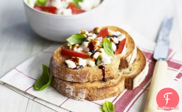 Panino aperto di ricotta e pepe
