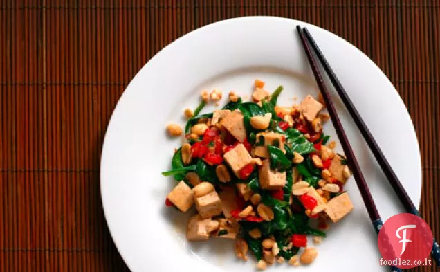 Tofu tailandese piccante con peperoni rossi e arachidi