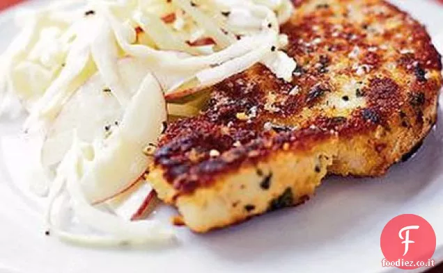 Croccante salvia e parmigiano di maiale con insalata di cavolo mela rossa