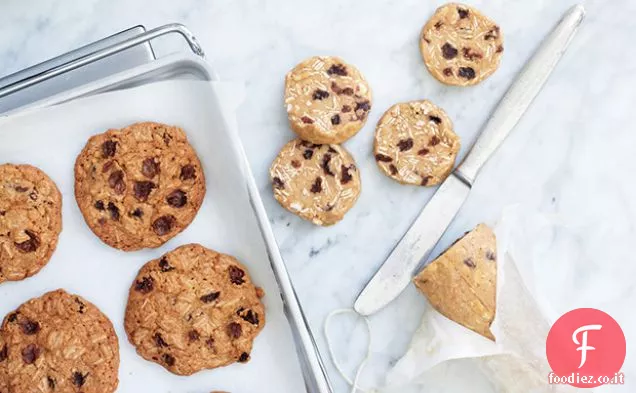 Affettare e cuocere i biscotti all'uvetta di farina d'avena