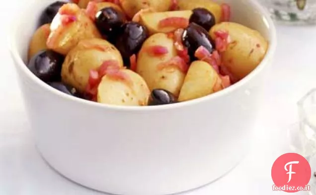 Insalata di patate, cipolla rossa e olive