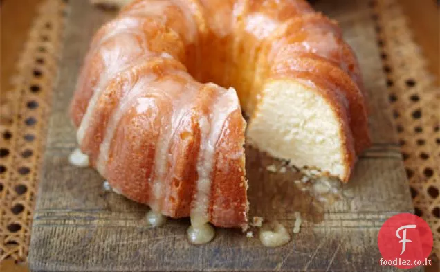 Inacidito crema bundt torta con glassa di burro