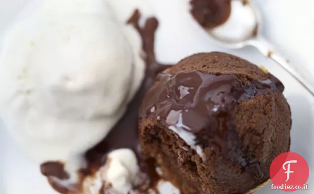 Pud al cioccolato e mandorle con salsa di cioccolata calda