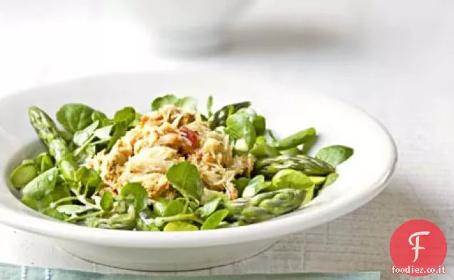 Insalata di granchio e asparagi con crema di insalata reale