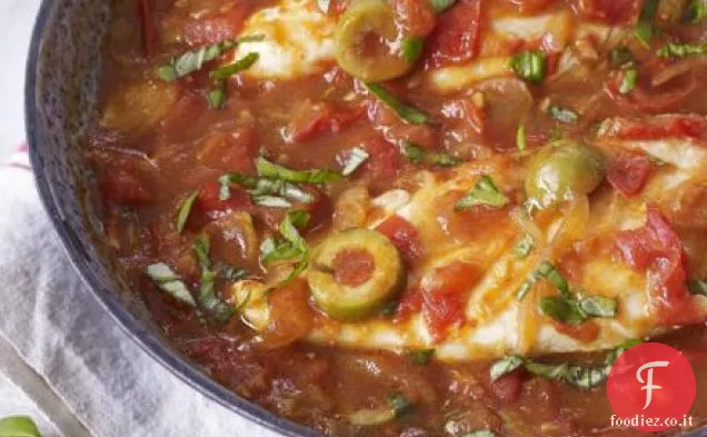 Pollo fritto in padella con salsa di pomodoro e olive