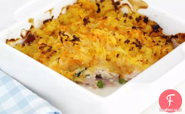 Torta di pollo con una paglia di carota