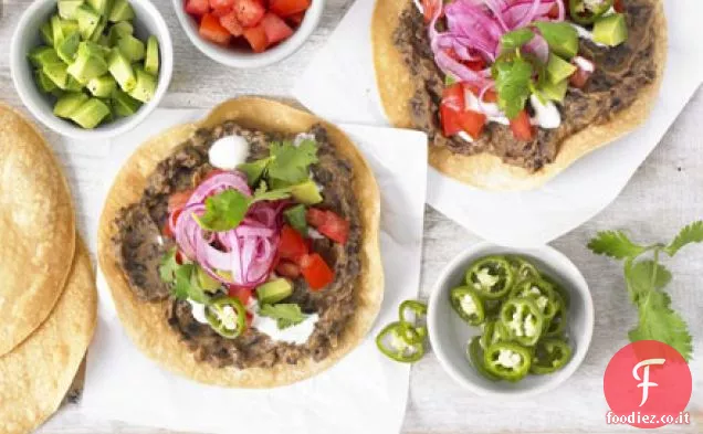 Tostadas di fagioli neri con salsa di avocado