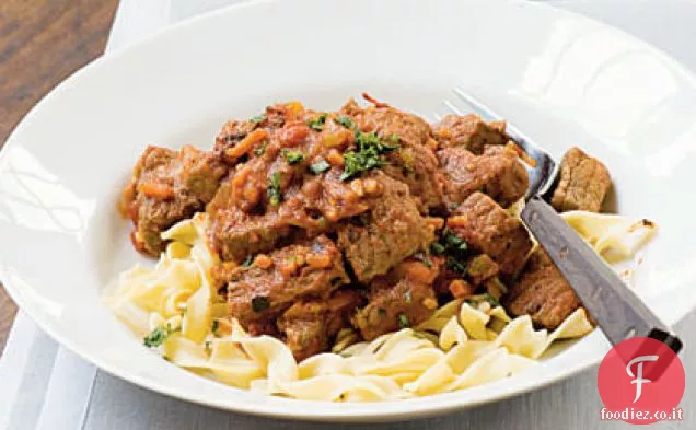 Goulash di manzo al pomodoro arrosto con cumino
