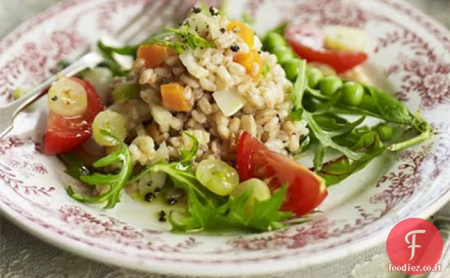 Insalata di farro perlato con piselli e uva spina