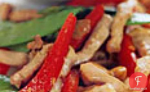 Carne di maiale piccante e anacardi soffriggere con piselli e pepe rosso