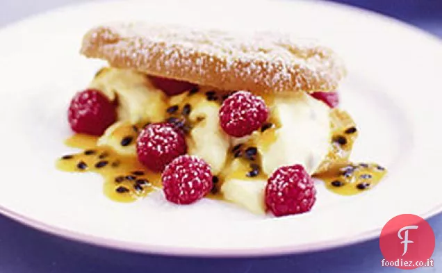 Eclairs al frutto della passione e lampone