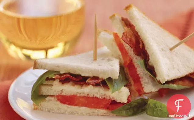 Mini panini con pancetta, pomodoro e basilico