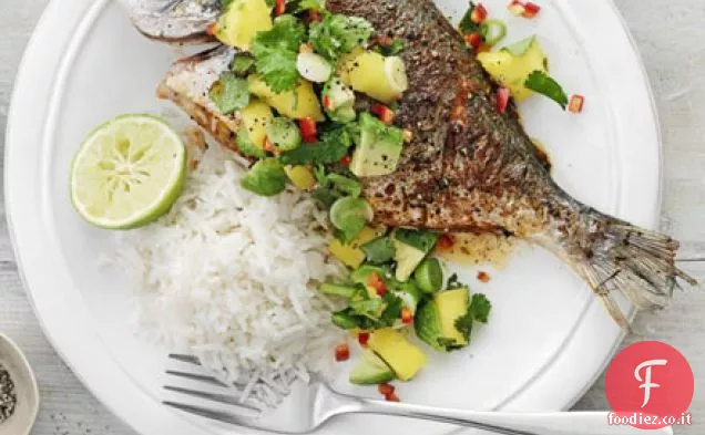 Pesce con salsa di peperoncino, mango e lime