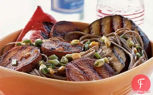 Insalata di Soba con patate dolci grigliate, melanzane e pepe rosso