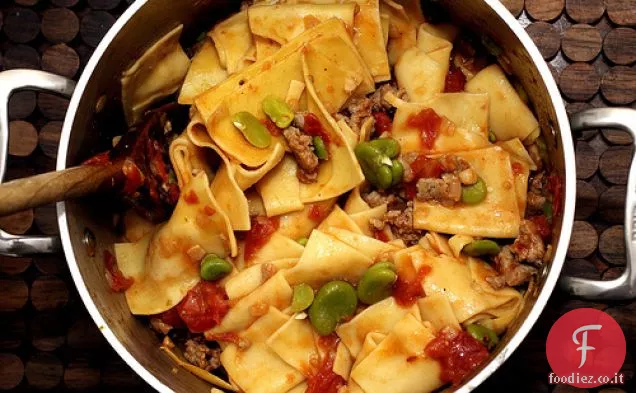 Pasta con Favas, Pomodori e Salsiccia