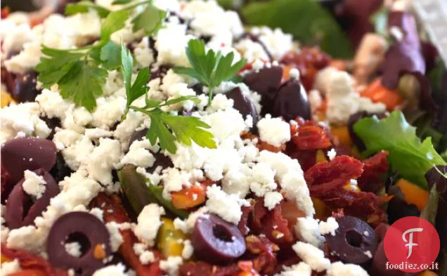 Insalata greca con pomodori secchi, Feta e olive