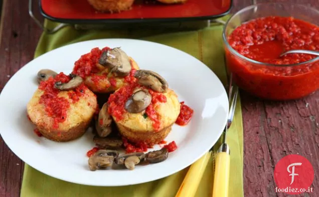 Zucchine al formaggio Muffin di mais con funghi e salsa di peperoni rossi