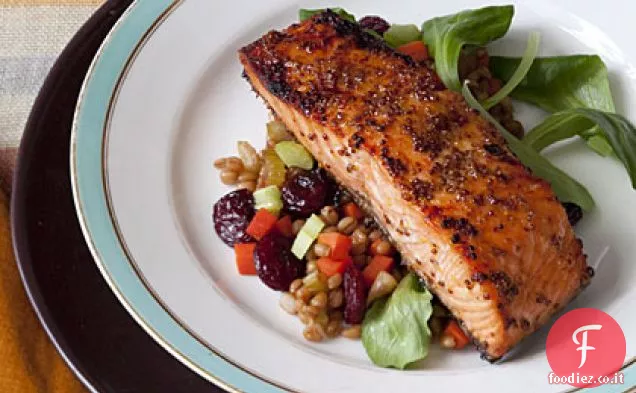 Salmone glassato di acero con insalata di bacche di grano caldo