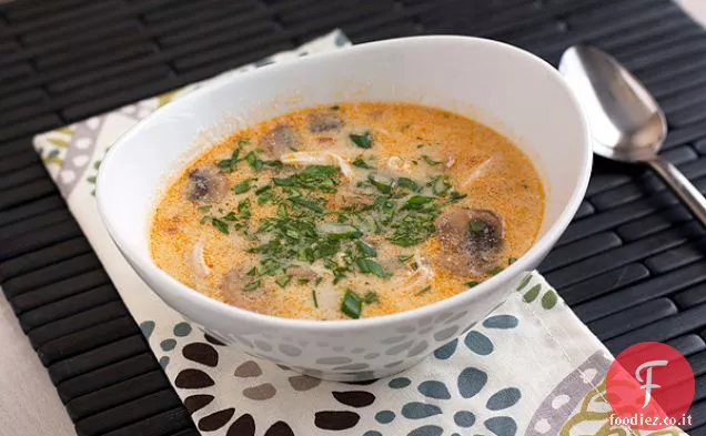 Zuppa di pollo al cocco tailandese piccante