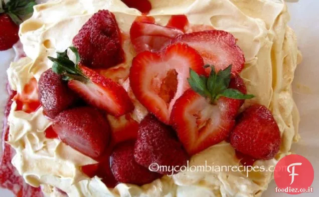 Merengón de Fresas (Dessert colombiano di meringa alla fragola)