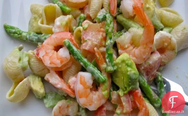 Insalata di pasta con gamberetti, avocado e asparagi