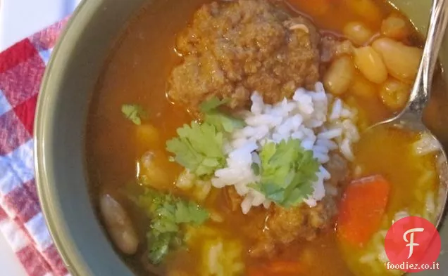 Sopa de Frijoles Blancos con Albóndigas (Zuppa di fagioli bianchi e polpette)