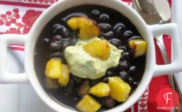 Zuppa di fagioli neri con piantaggine dolce e crema di avocado e cumino