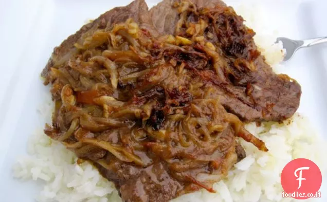Bistec Encebollado (colombiano-Bistecca con salsa di cipolla)
