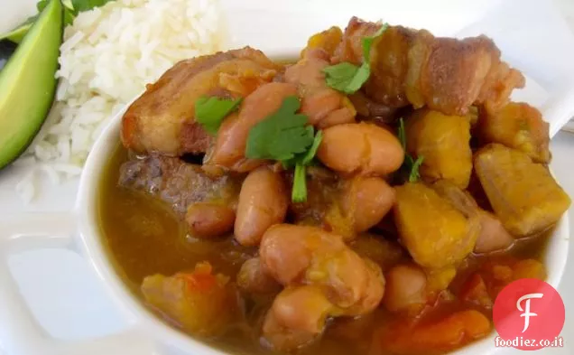 Frijoles con Chicharron o Garra (stufato di fagioli con pancetta di maiale)