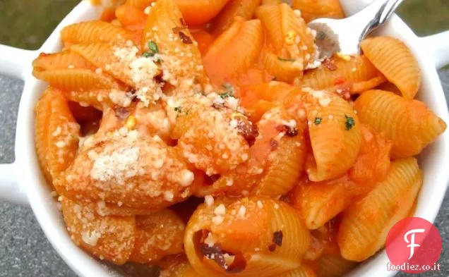Pasta con Crema di Pepe arrosto e salsa di pomodoro