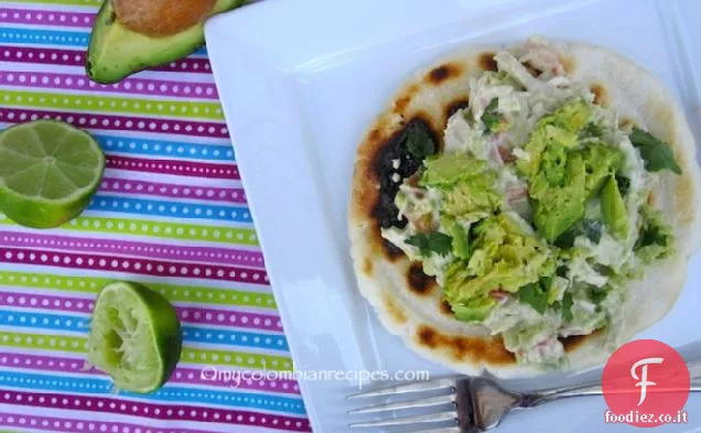 Arepa Reina Pepiada (Arepa con pollo tritato e Avocado)