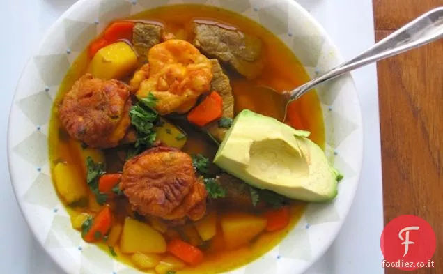 Sopa de Torrejas (zuppa colombiana di manzo e frittelle)