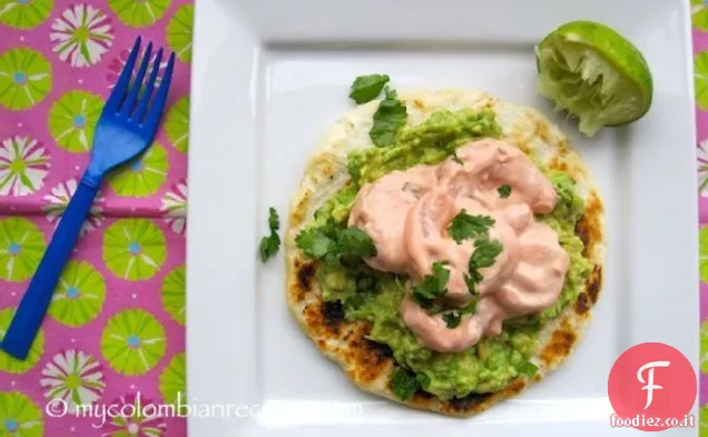 Arepa con Guacamole y Camarones (Arepa con Guacamole e gamberetti)