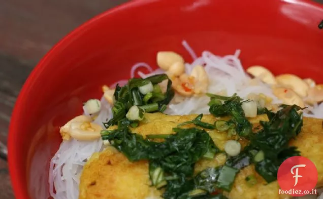 Pesce alla curcuma vietnamita con spaghetti di riso, aneto e Nuoc Cham