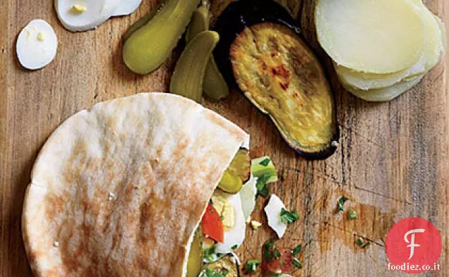 Melanzane arrosto israeliane, hummus e panini sottaceti