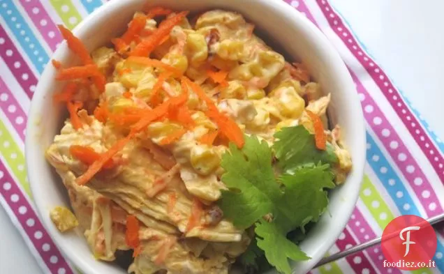 Insalata di pollo e mais tagliuzzato