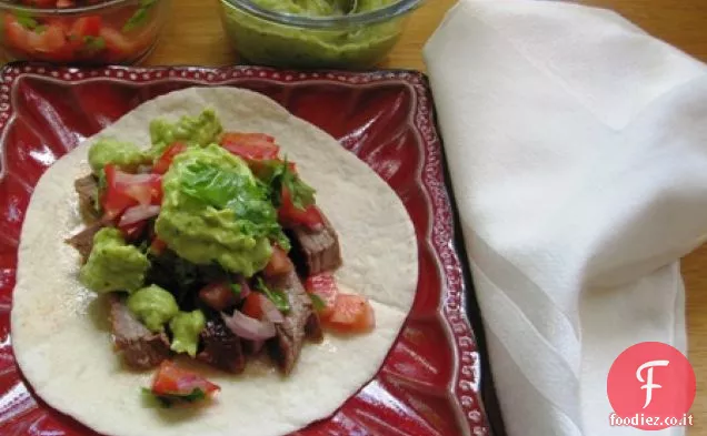 Tacos di manzo con salsa di Avocado (Tacos de Carne con Salsa de Aguacate)