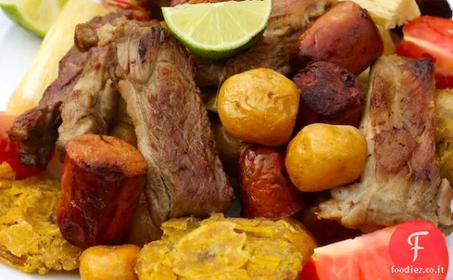 Fritanga o Picada Colombiana (Piatto di cibi fritti)
