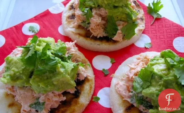 Arepas con Salmon y Aguacate (Arepas con Salmone e Avocado)