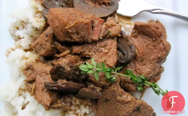 Stufato di manzo fornello lento con funghi