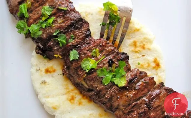 Arepa con Carne Asada (Arepa con manzo alla colombiana alla griglia)