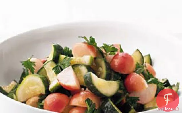 Insalata di cetrioli e ravanelli in salamoia