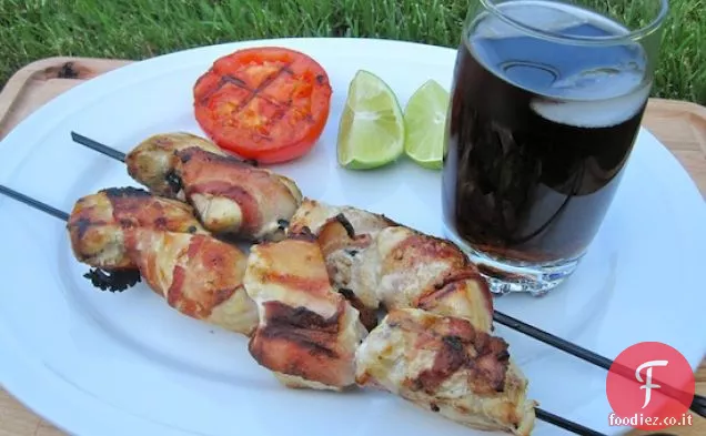 Chuzos de Pollo con Tocineta (Spiedini di pollo e pancetta)